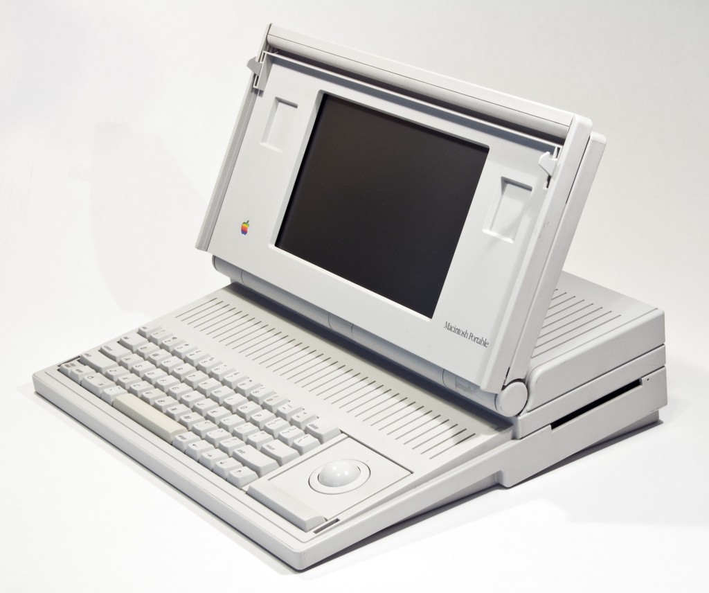 4. Mac Portable – дальний родственник хорошо известных и популярных Макбуков. Ноутбук можно считать первой попыткой компании создать компьютер, питаемый от батареи. Во что это вылилось вы и сами знаете. Сотни и тысячи моделей ноутбуков, работающих часами без подзарядки. И не только Mac. Сегодня ноутбук можно купить по доступной цене в любом интернет магазине (kupivse.com.ua/notebook), но в те годы это была редкость и обладателей чудо-компьютера было немного.