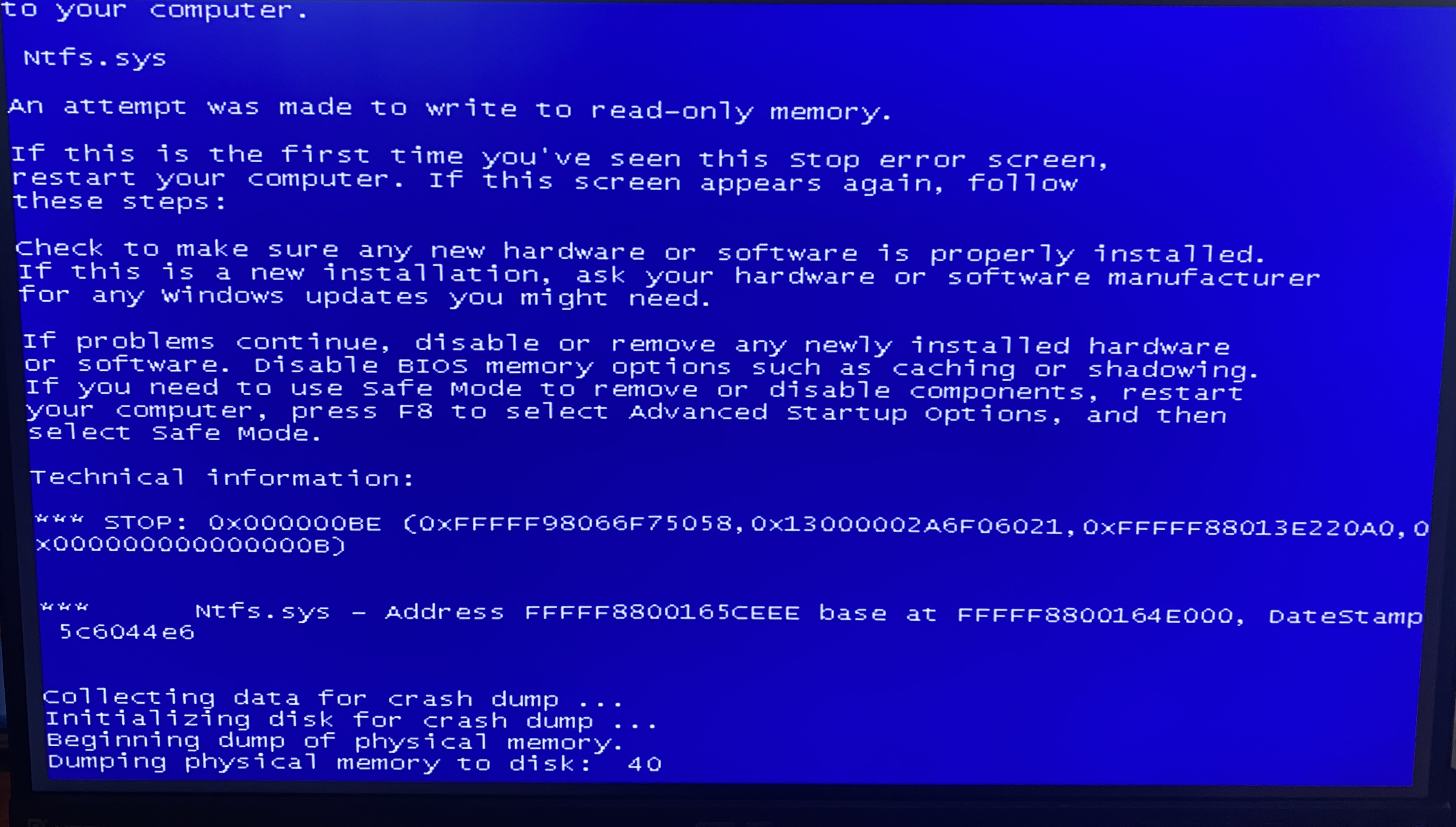 Флешка синий экран 10. Синий экран. Синий экран смерти. Экран компьютера с вирусом. При запуске компьютера синий экран и перезагрузка.