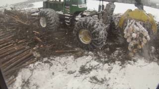 Processor John Deere 2154D hot logging with Skidder 848H